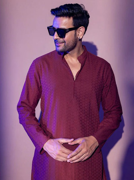 Explore Premium Long Kurtas for Men Designed for Style and Comfort from Inaaya
