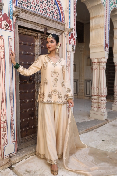 How to Pick a Stylish Sharara Set for a Destination Wedding