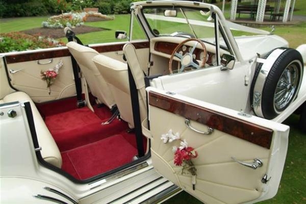 Elegant Rides for Your Big Day Wedding Car Hire Birmingham That Makes a Statement