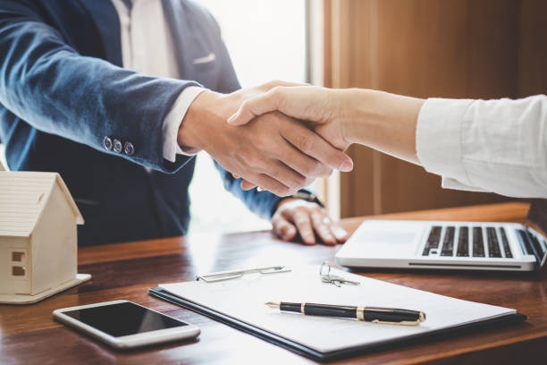 How a Business Broker Enhances Deal Value in Business Sales