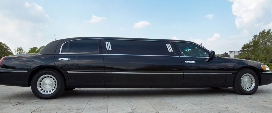 Wedding Limo Services in Aurora, Canada: Arrive in Style on Your Big Day