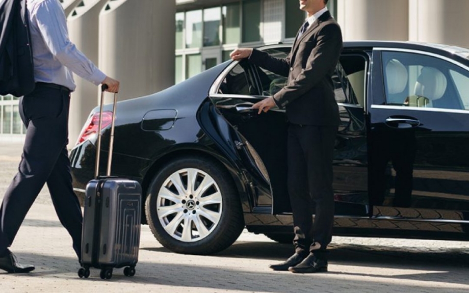 Canada’s Corporate Limo Services vs. Traditional Taxis: What's Best for Your Team?