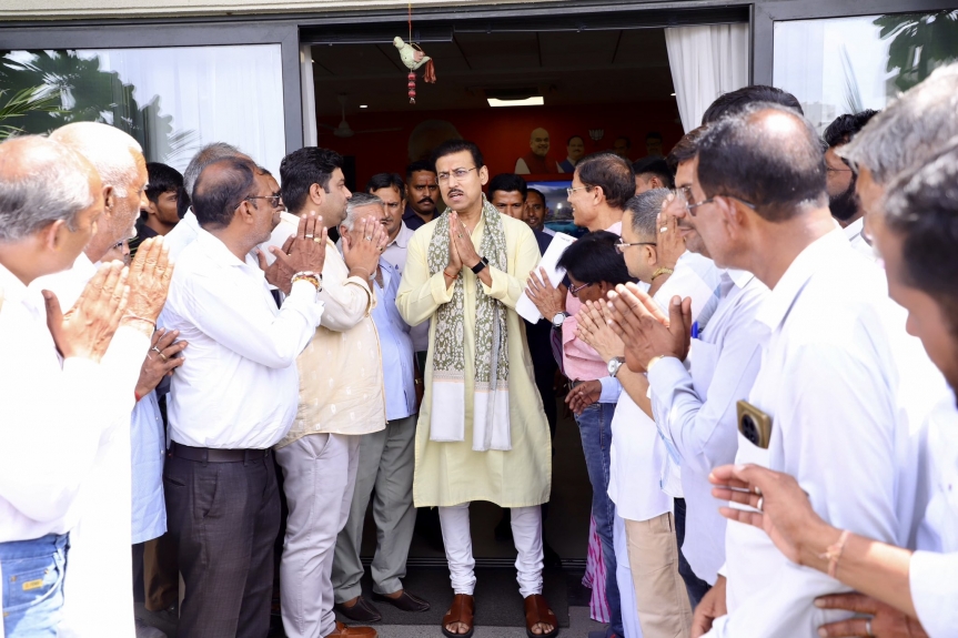 Army Veteran BJP Minister Rajyavardhan Rathore Repairs Jaipur Roads