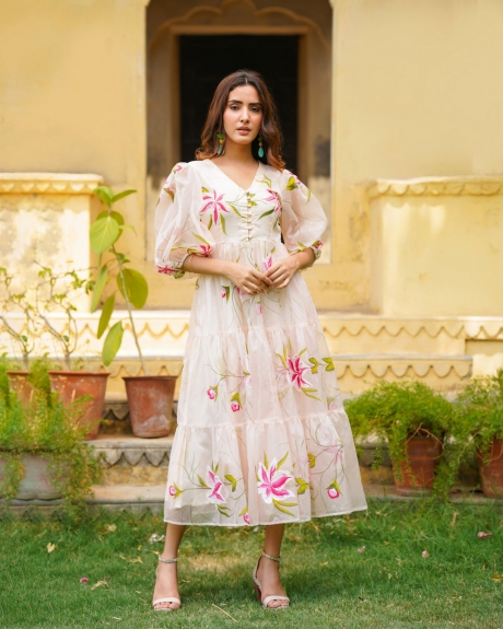 Why women love the flattering design of a floral print maxi dress