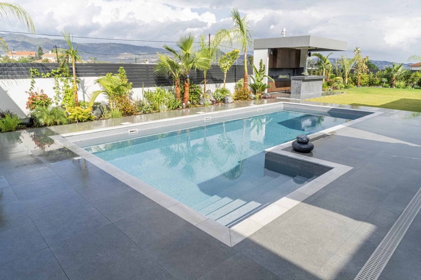 Transform Your Backyard with Stunning Overflow Pools