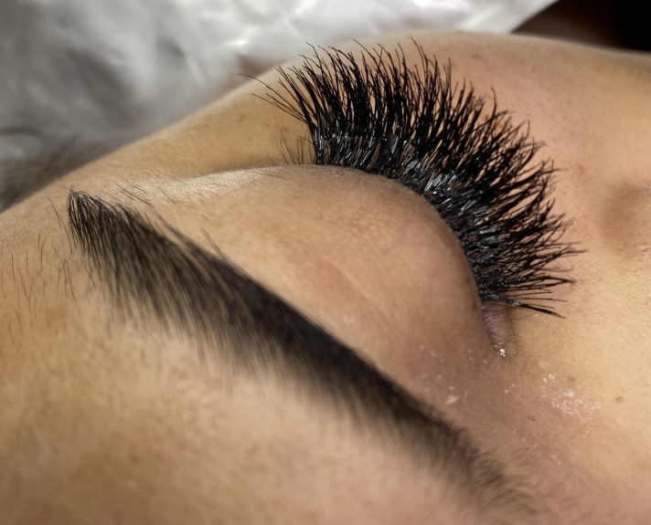 Dramatic or Natural? The Ultimate Lash Guide for Every Face Shape